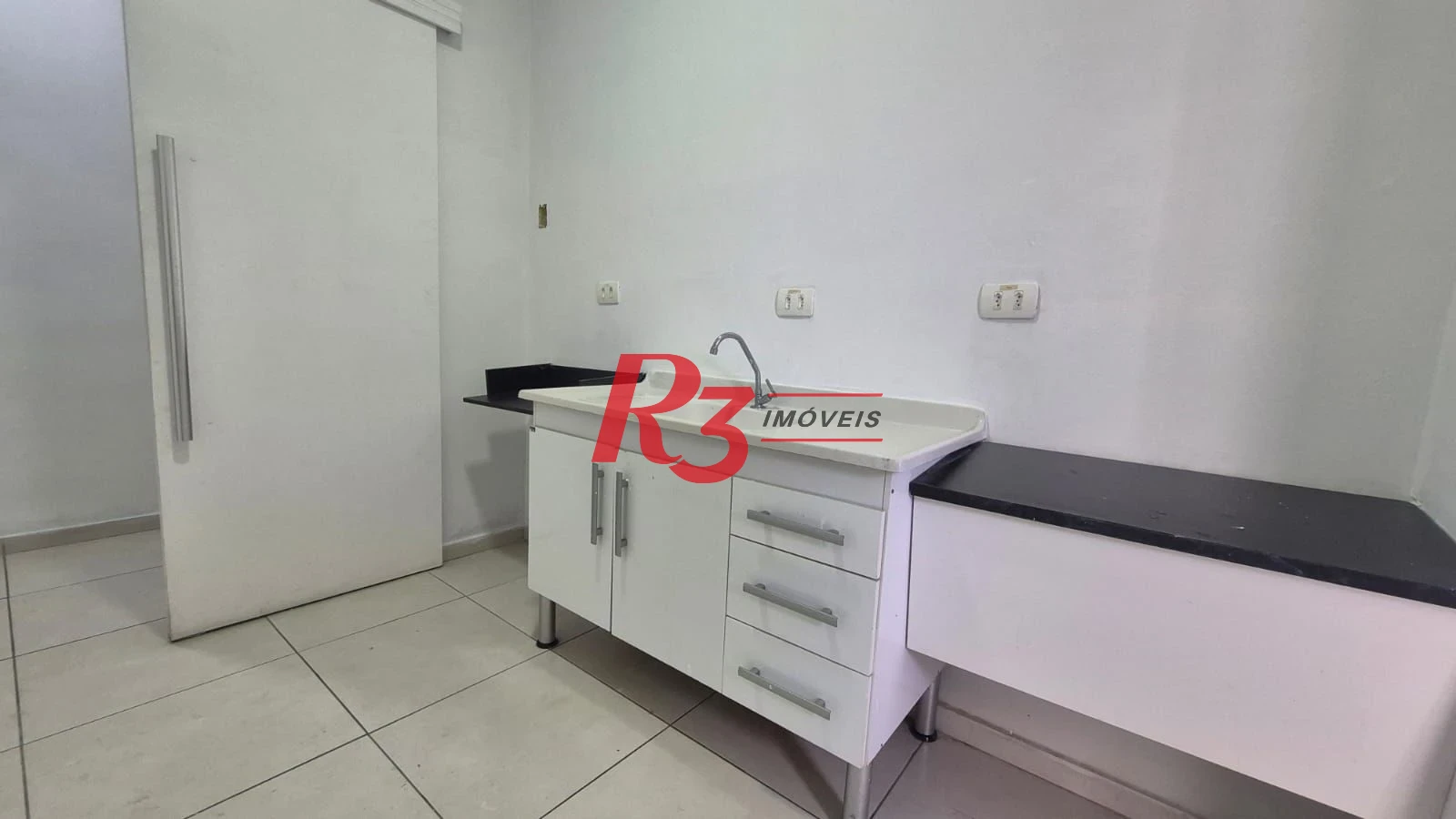 Excelente sala comercial para locação muito bem localizada em prédio com elevador, em frente a hospital, com divisórias e ares, 2 vagas, oportunidade!