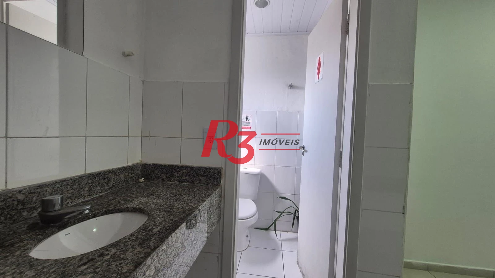 Excelente sala comercial para locação muito bem localizada em prédio com elevador, em frente a hospital, com divisórias e ares, 2 vagas, oportunidade!