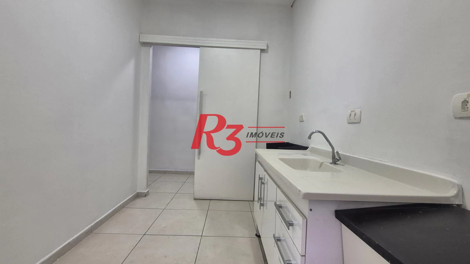 Excelente sala comercial para locação muito bem localizada em prédio com elevador, em frente a hospital, com divisórias e ares, 2 vagas, oportunidade!
