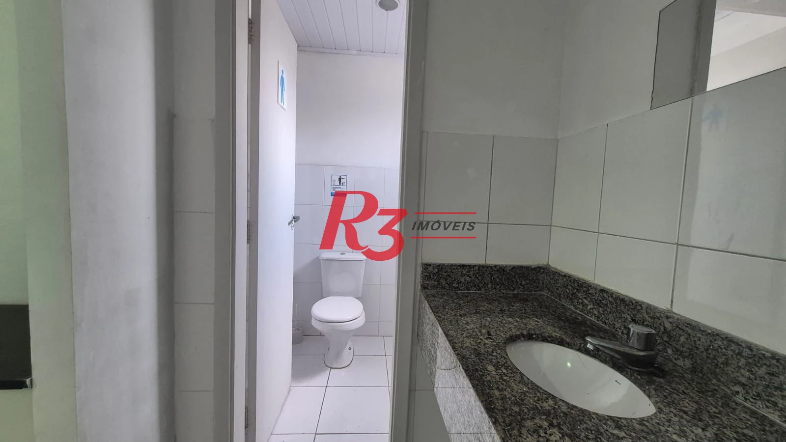 Excelente sala comercial para locação muito bem localizada em prédio com elevador, em frente a hospital, com divisórias e ares, 2 vagas, oportunidade!