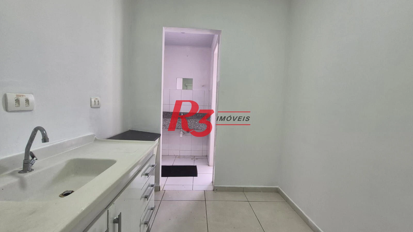 Excelente sala comercial para locação muito bem localizada em prédio com elevador, em frente a hospital, com divisórias e ares, 2 vagas, oportunidade!