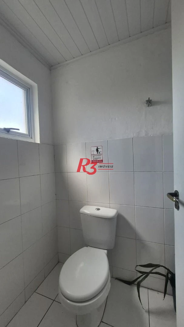 Excelente sala comercial para locação muito bem localizada em prédio com elevador, em frente a hospital, com divisórias e ares, 2 vagas, oportunidade!