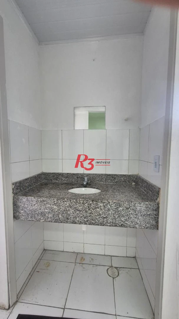Excelente sala comercial para locação muito bem localizada em prédio com elevador, em frente a hospital, com divisórias e ares, 2 vagas, oportunidade!