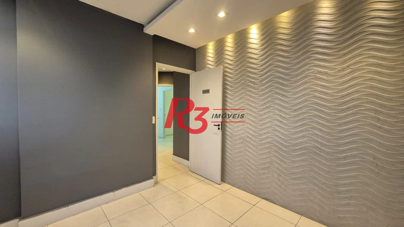 Excelente sala comercial para locação muito bem localizada em prédio com elevador, em frente a hospital, com divisórias e ares, 2 vagas, oportunidade!