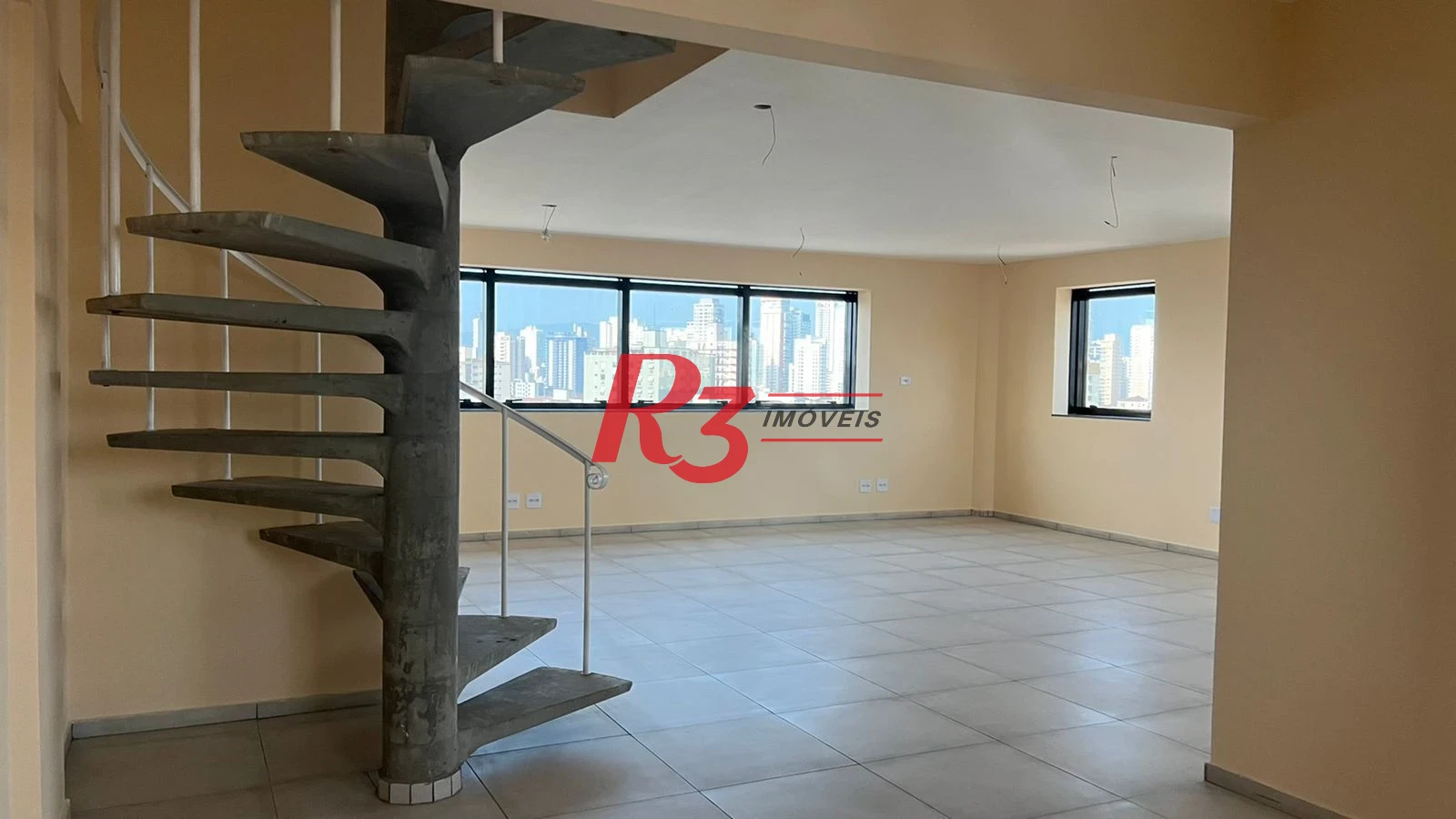 Sala duplex, localizada no 9º andar cobertura