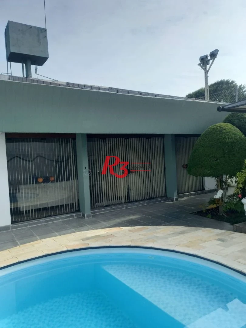 Excelente casa com 4 dormitórios à50 metros da praia da enseada no Guarujá