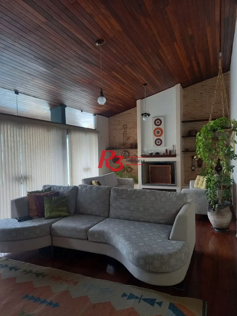 Excelente casa com 4 dormitórios à50 metros da praia da enseada no Guarujá