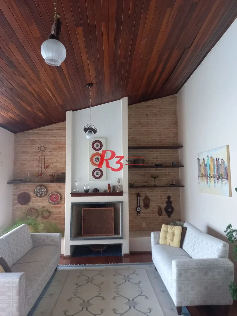 Excelente casa com 4 dormitórios à50 metros da praia da enseada no Guarujá