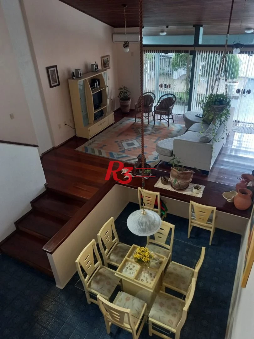 Excelente casa com 4 dormitórios à50 metros da praia da enseada no Guarujá