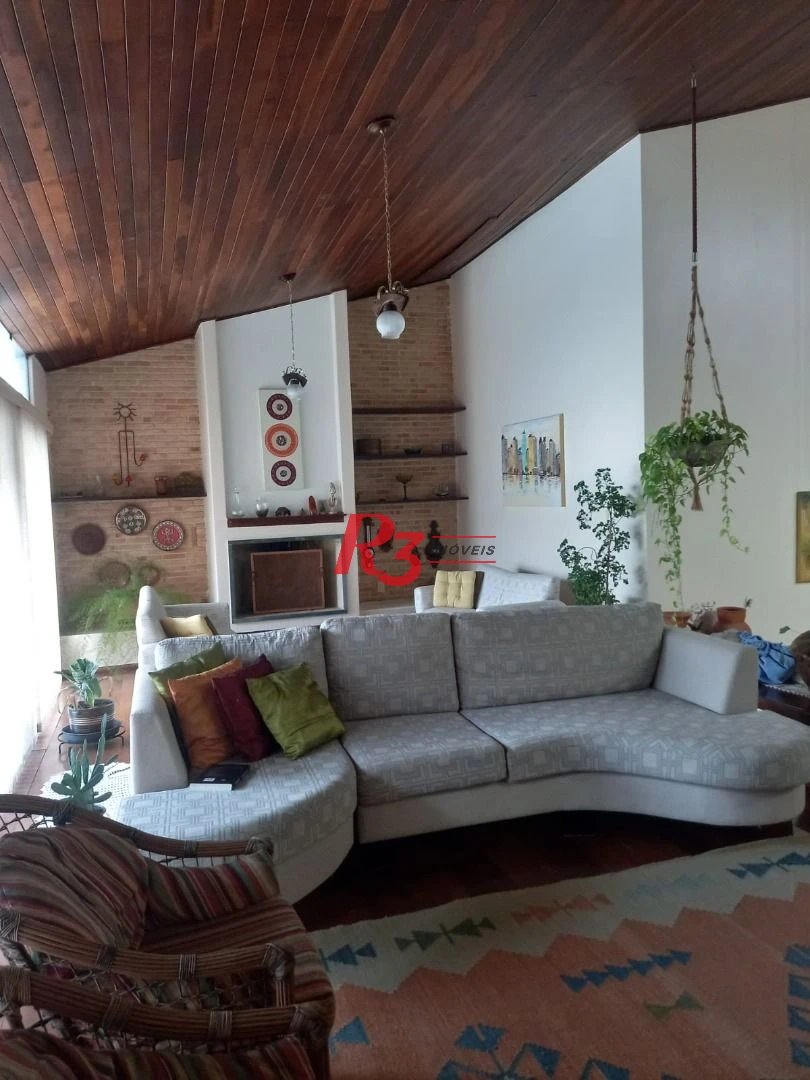Excelente casa com 4 dormitórios à50 metros da praia da enseada no Guarujá