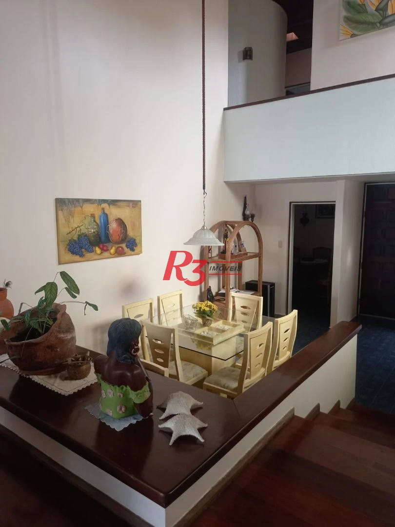 Excelente casa com 4 dormitórios à50 metros da praia da enseada no Guarujá
