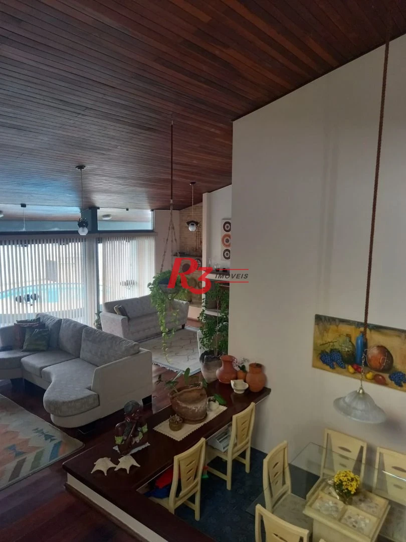 Excelente casa com 4 dormitórios à50 metros da praia da enseada no Guarujá