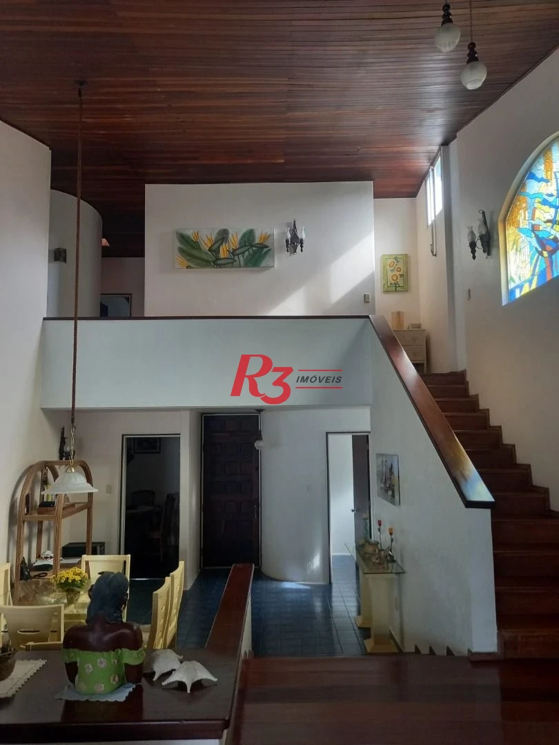 Excelente casa com 4 dormitórios à50 metros da praia da enseada no Guarujá