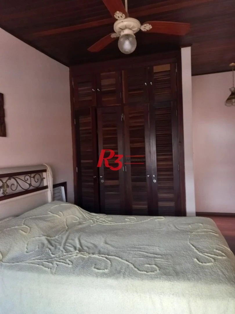 Excelente casa com 4 dormitórios à50 metros da praia da enseada no Guarujá