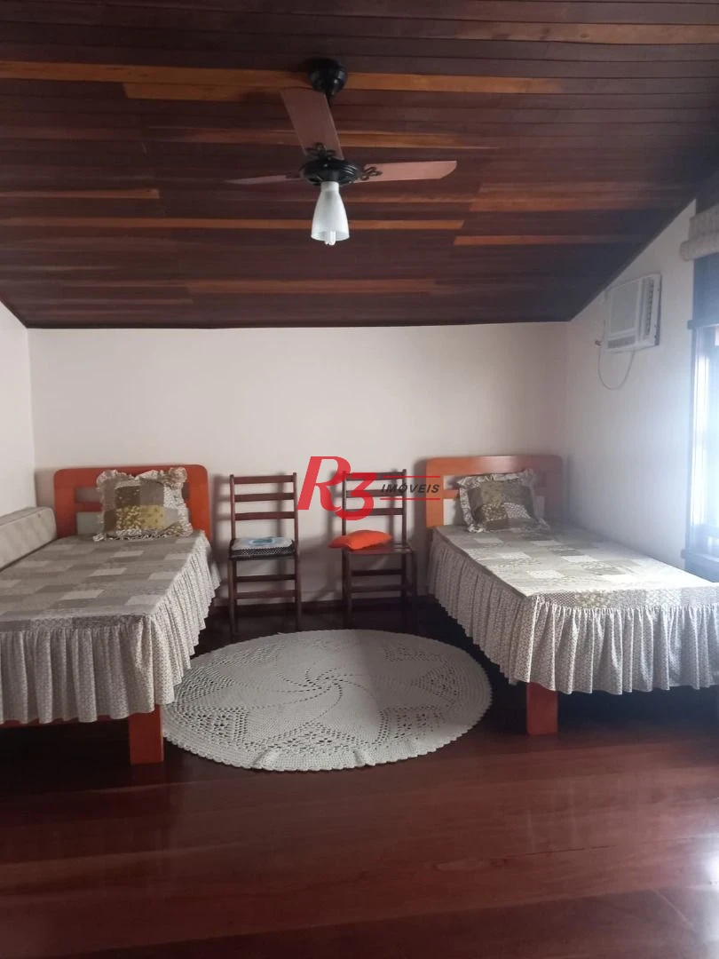 Excelente casa com 4 dormitórios à50 metros da praia da enseada no Guarujá