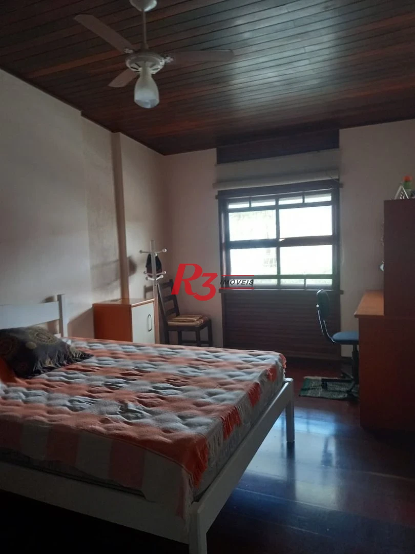Excelente casa com 4 dormitórios à50 metros da praia da enseada no Guarujá