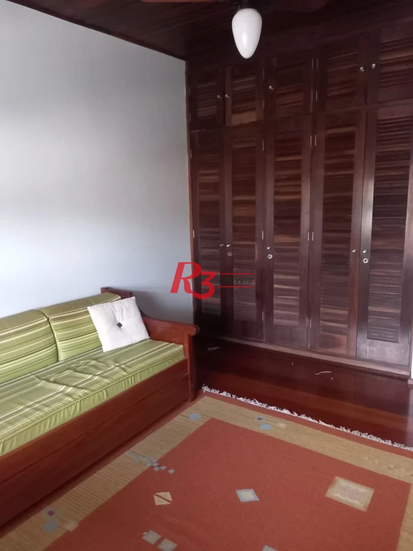 Excelente casa com 4 dormitórios à50 metros da praia da enseada no Guarujá