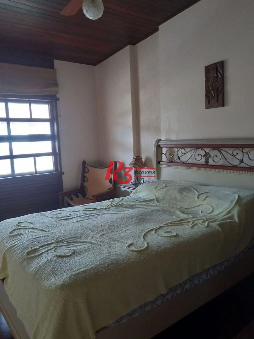 Excelente casa com 4 dormitórios à50 metros da praia da enseada no Guarujá
