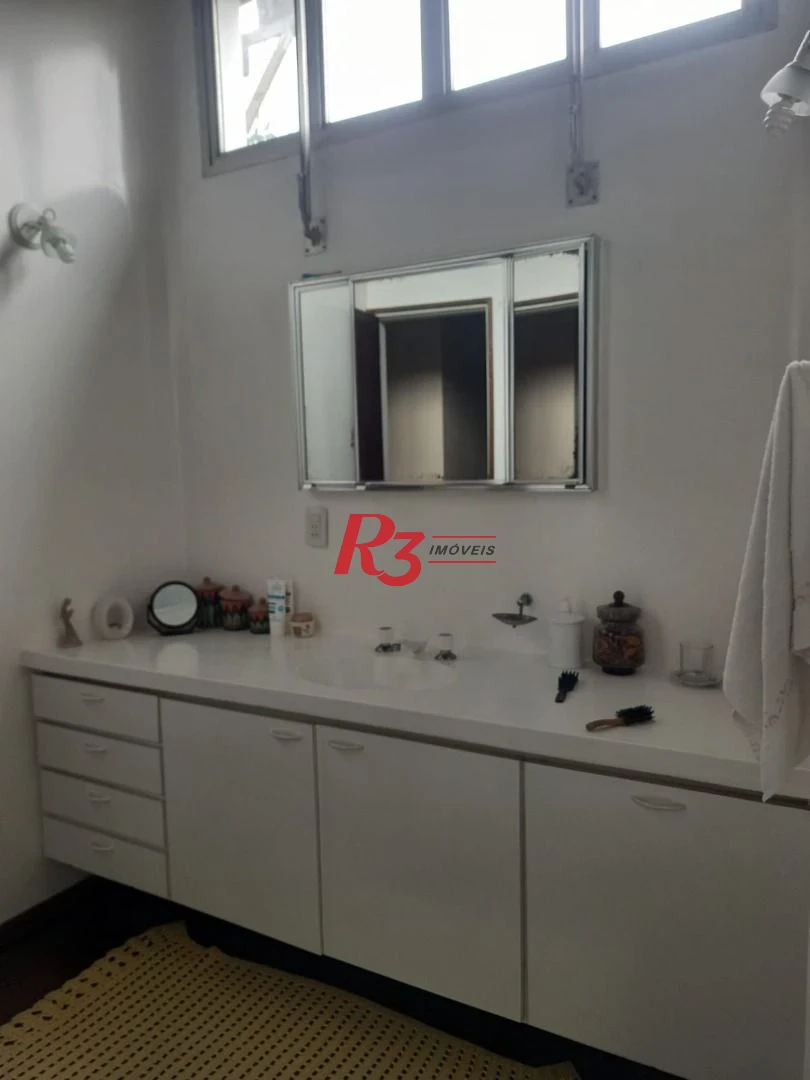 Excelente casa com 4 dormitórios à50 metros da praia da enseada no Guarujá