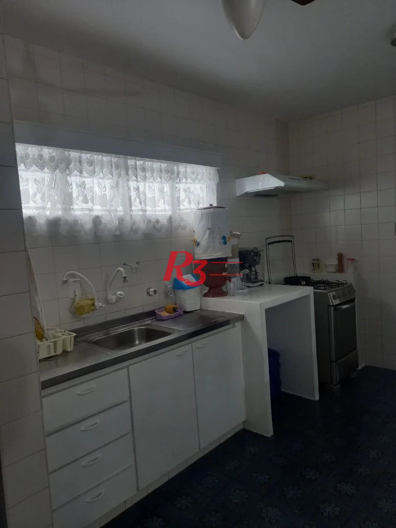 Excelente casa com 4 dormitórios à50 metros da praia da enseada no Guarujá
