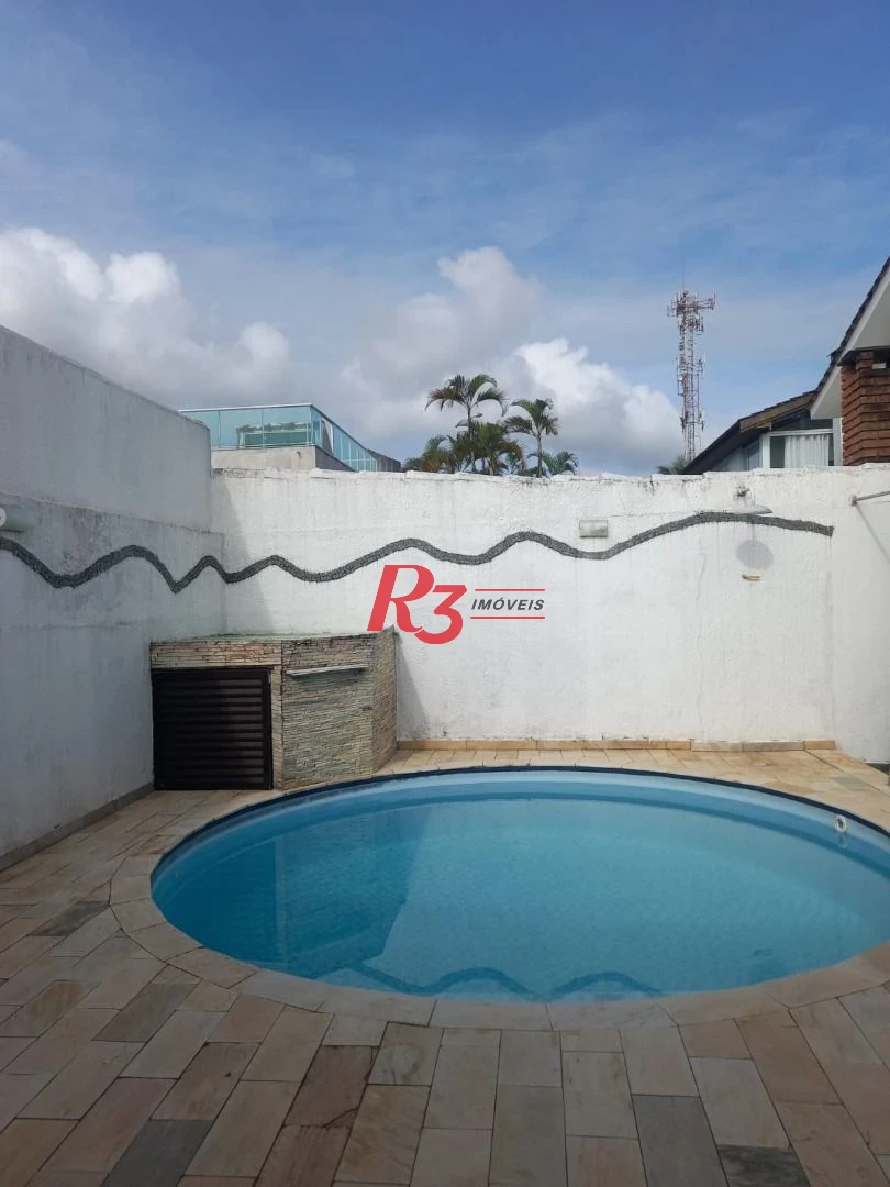 Excelente casa com 4 dormitórios à50 metros da praia da enseada no Guarujá