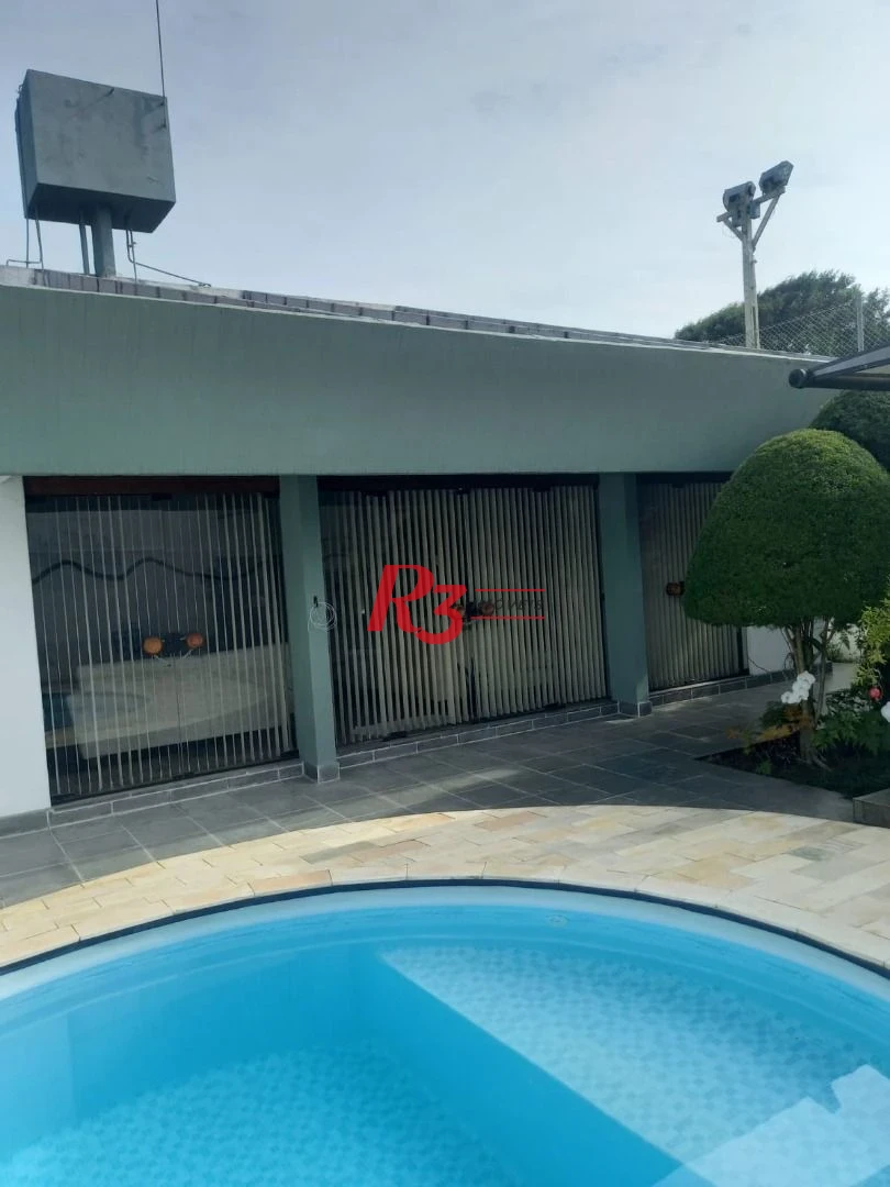 Excelente casa com 4 dormitórios à50 metros da praia da enseada no Guarujá