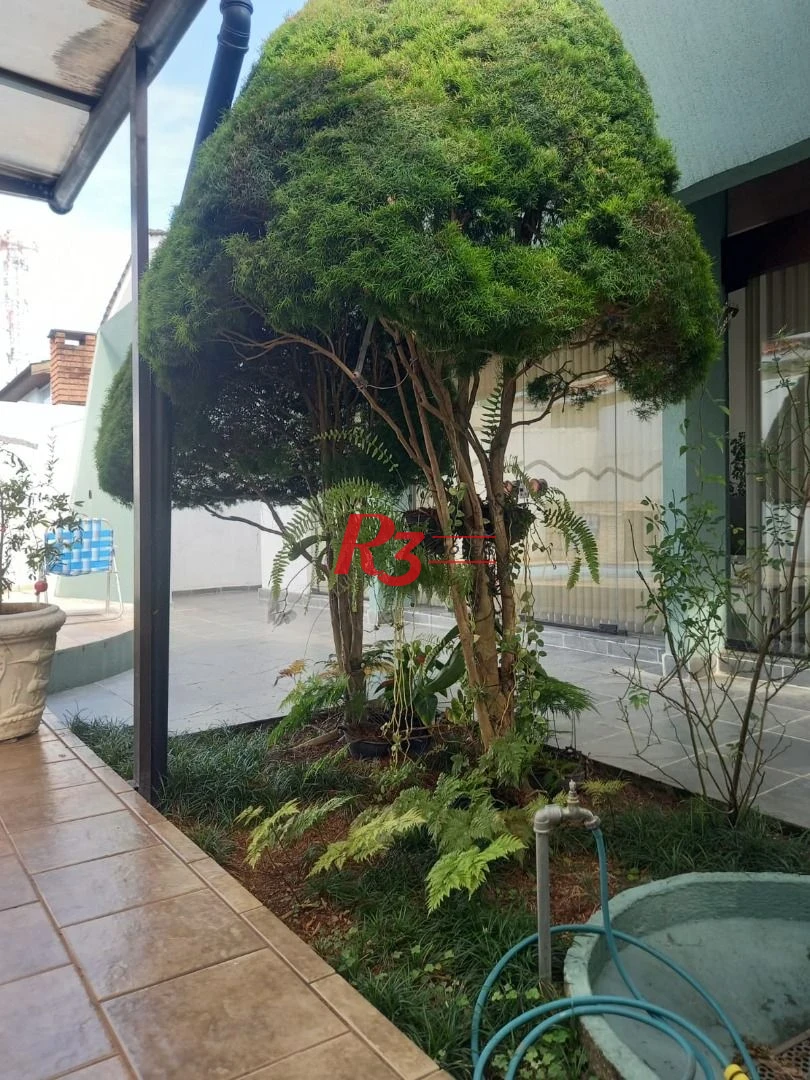 Excelente casa com 4 dormitórios à50 metros da praia da enseada no Guarujá
