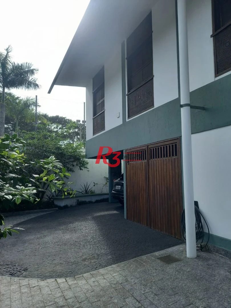 Excelente casa com 4 dormitórios à50 metros da praia da enseada no Guarujá