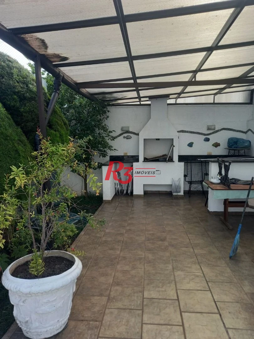 Excelente casa com 4 dormitórios à50 metros da praia da enseada no Guarujá