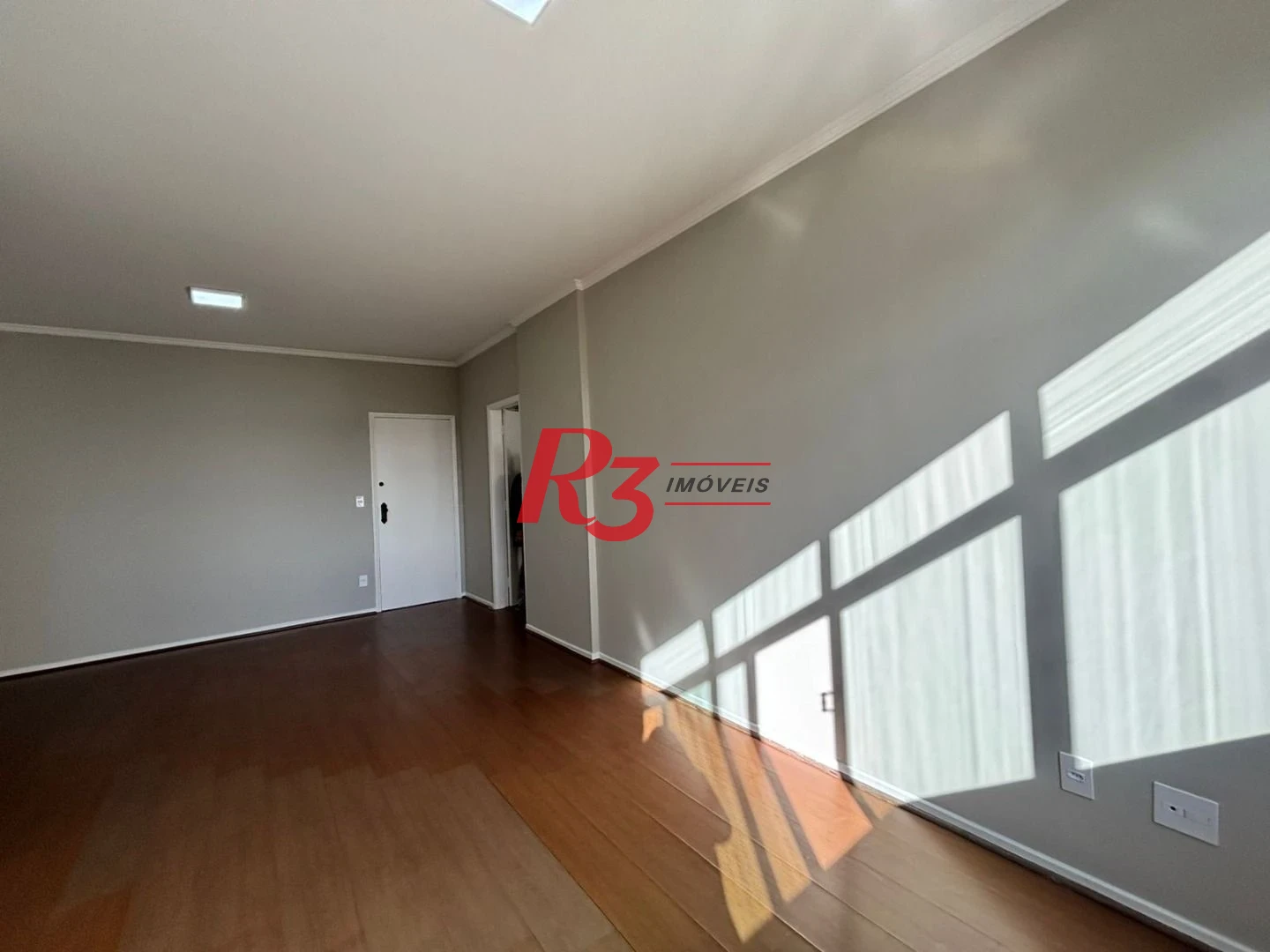 Apartamento com 2 dormitórios com dependência, garagem demarcada, para alugar, 115 m² por R$ 5.622/mês - Gonzaga - Santos/SP