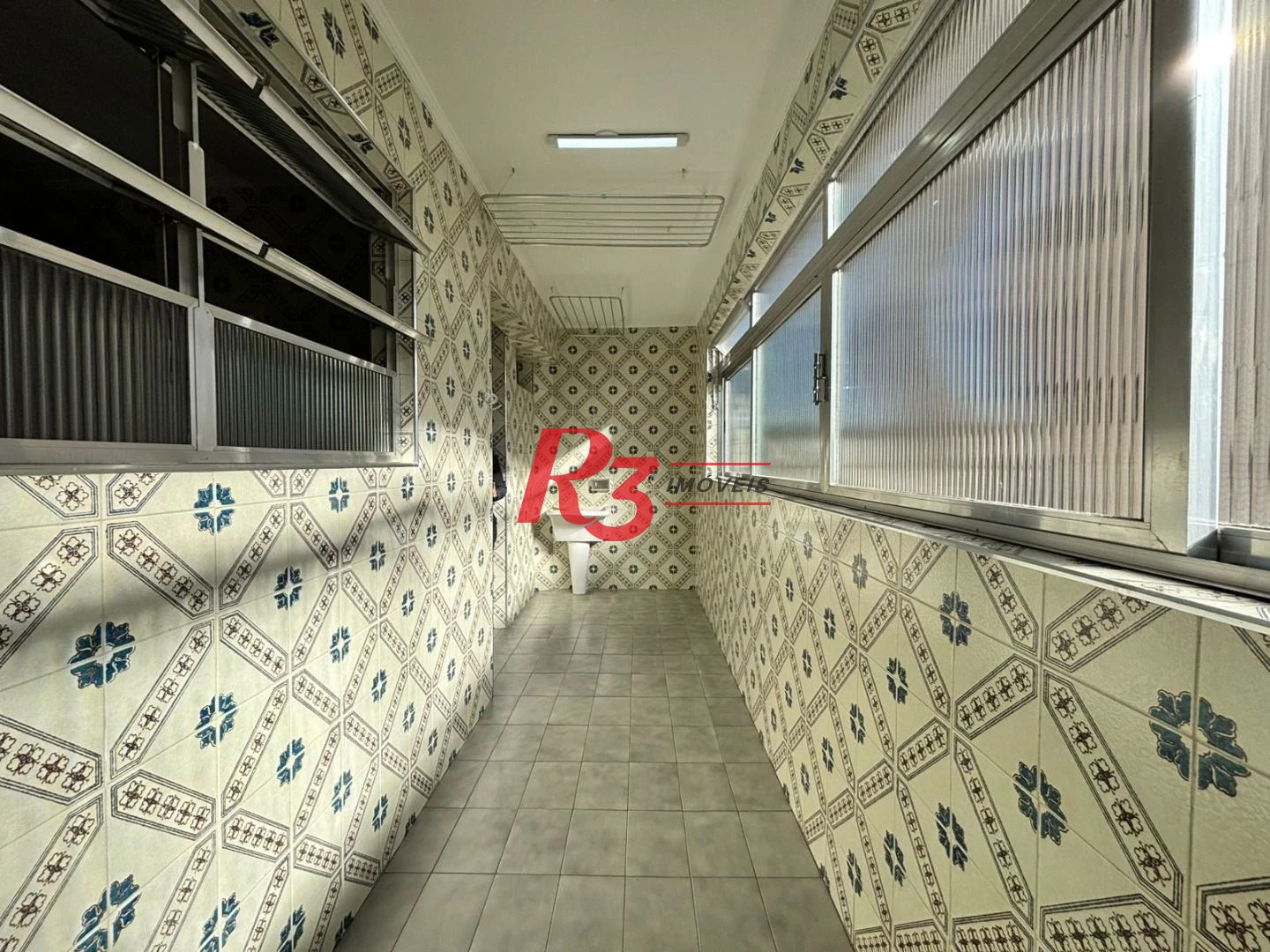 Apartamento com 2 dormitórios com dependência, garagem demarcada, para alugar, 115 m² por R$ 5.622/mês - Gonzaga - Santos/SP