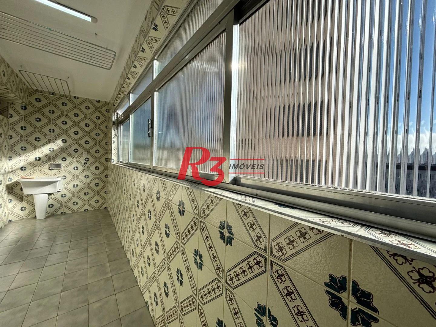 Apartamento com 2 dormitórios com dependência, garagem demarcada, para alugar, 115 m² por R$ 5.622/mês - Gonzaga - Santos/SP