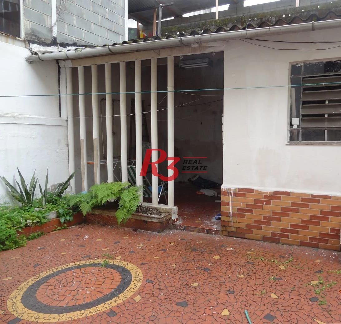 Excelente casa geminada à venda, 4 dormitórios no Embaré em Santos-SP
