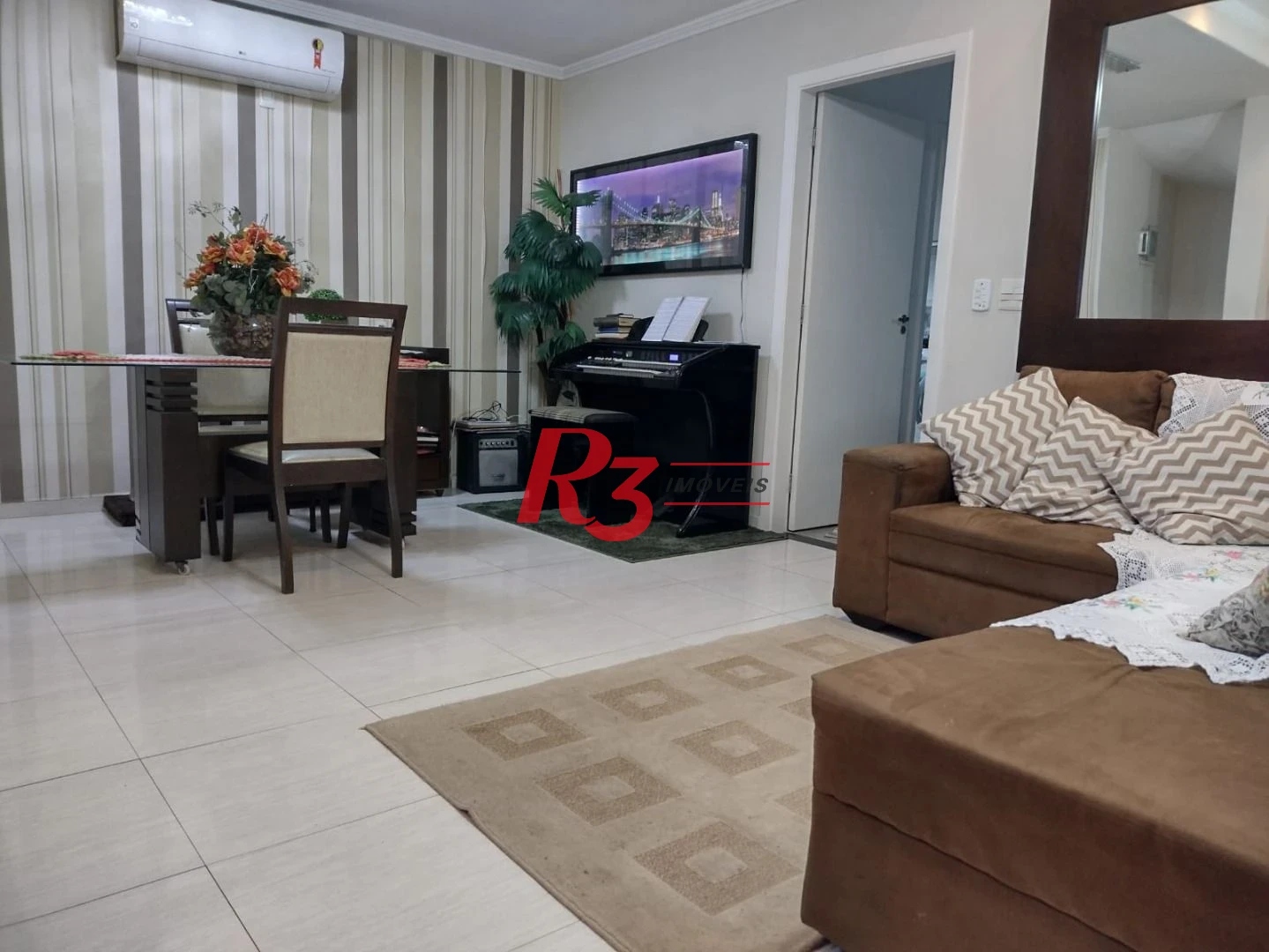 Casa Village para venda, 3 dorm (1 suíte),2 vagas no Estuário em Santos. SP