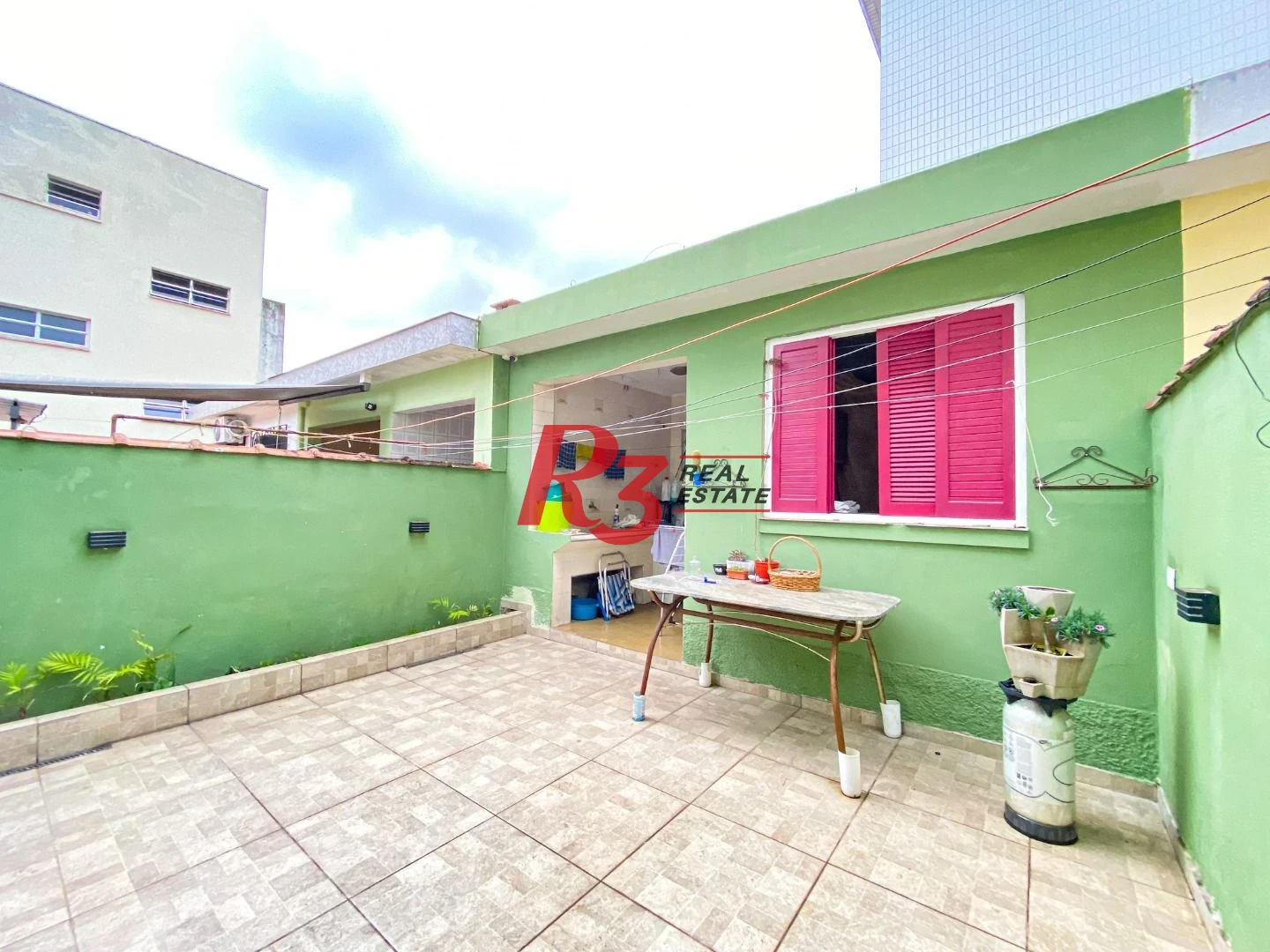 Sobrado com 3 Quartos e 2 banheiros à Venda, 187 m² por R$ 890.000