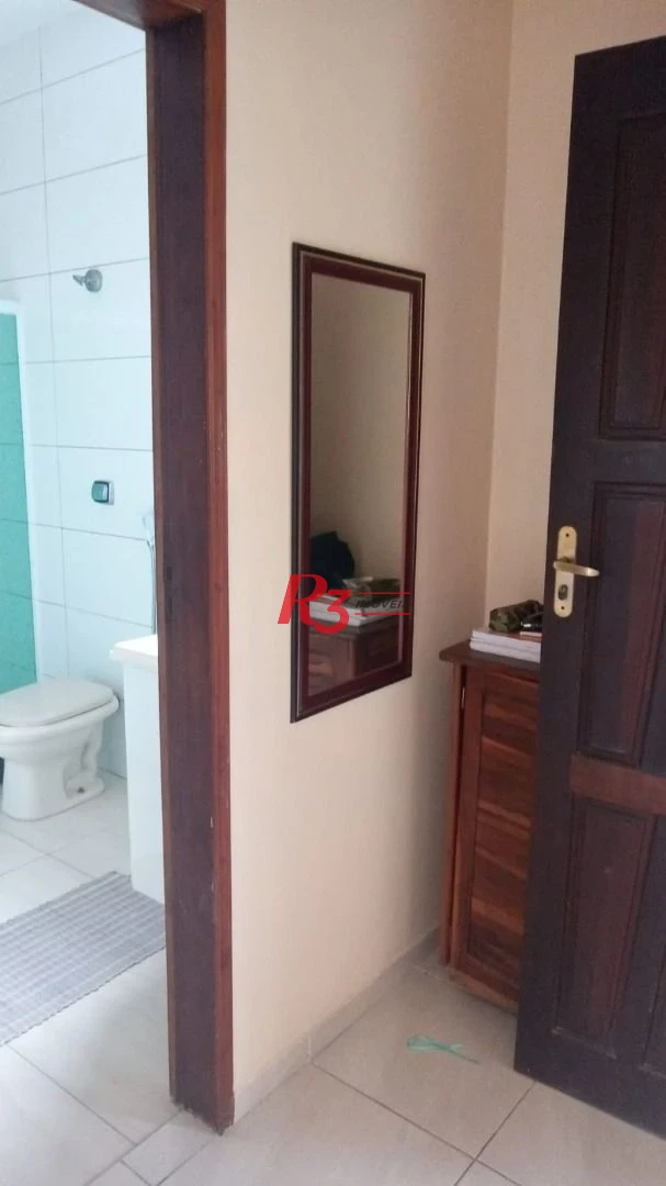Sobrado com 3 dormitórios à venda na Vila São Jorge em Santos.