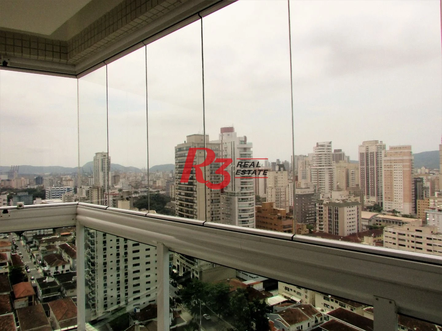 Apartamento de alto padrão em Santos com três suítes, três vagas e lazer no Gonzaga