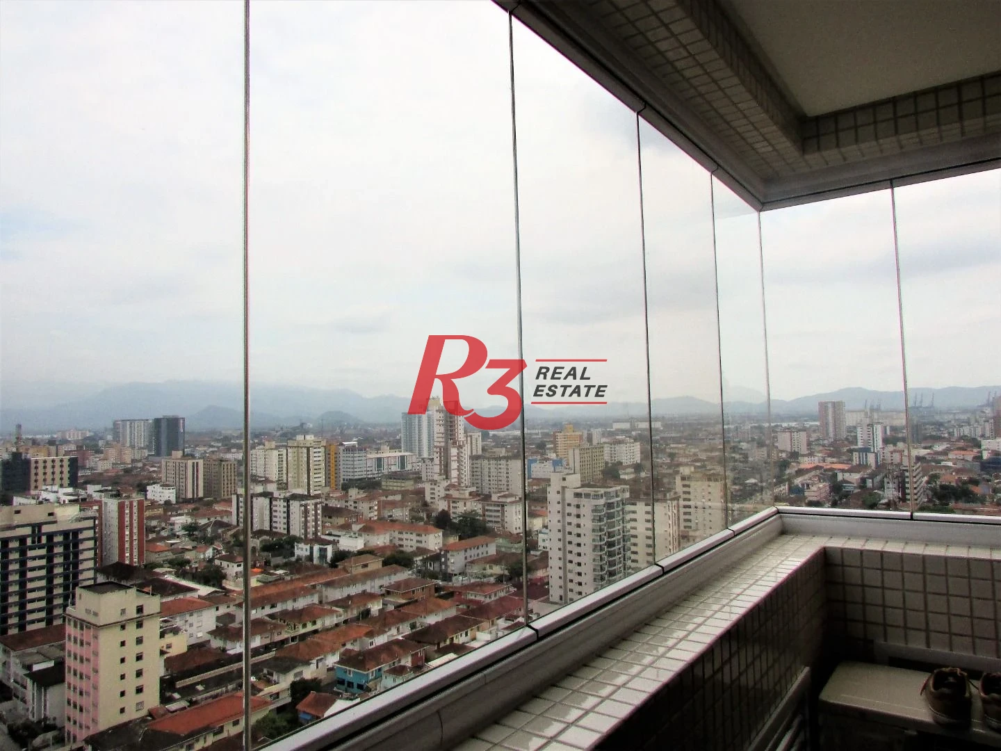 Apartamento de alto padrão em Santos com três suítes, três vagas e lazer no Gonzaga