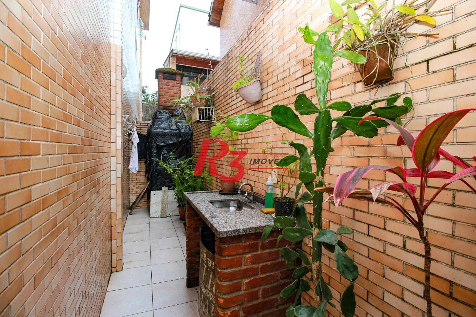 Casa triplex com 3 suítes, à venda, 181 m² por R$ 622.000,00 - Vila Valença - São Vicente/SP