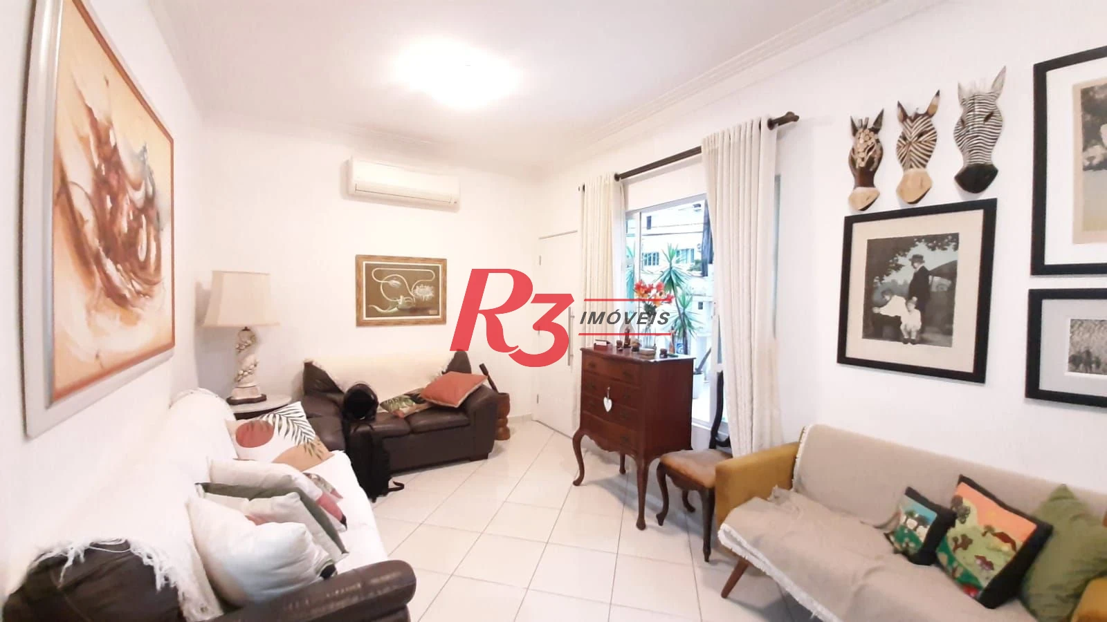 Casa sobreposta baixa, à venda, com 3 dorm (1 suíte), 1 vaga, no  Campo Grande em Santos SP