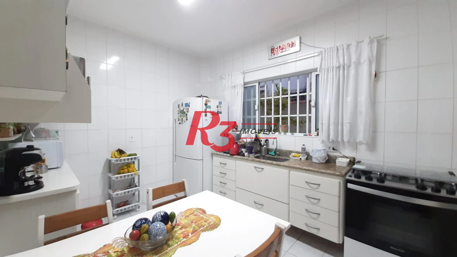 Casa sobreposta baixa, à venda, com 3 dorm (1 suíte), 1 vaga, no  Campo Grande em Santos SP