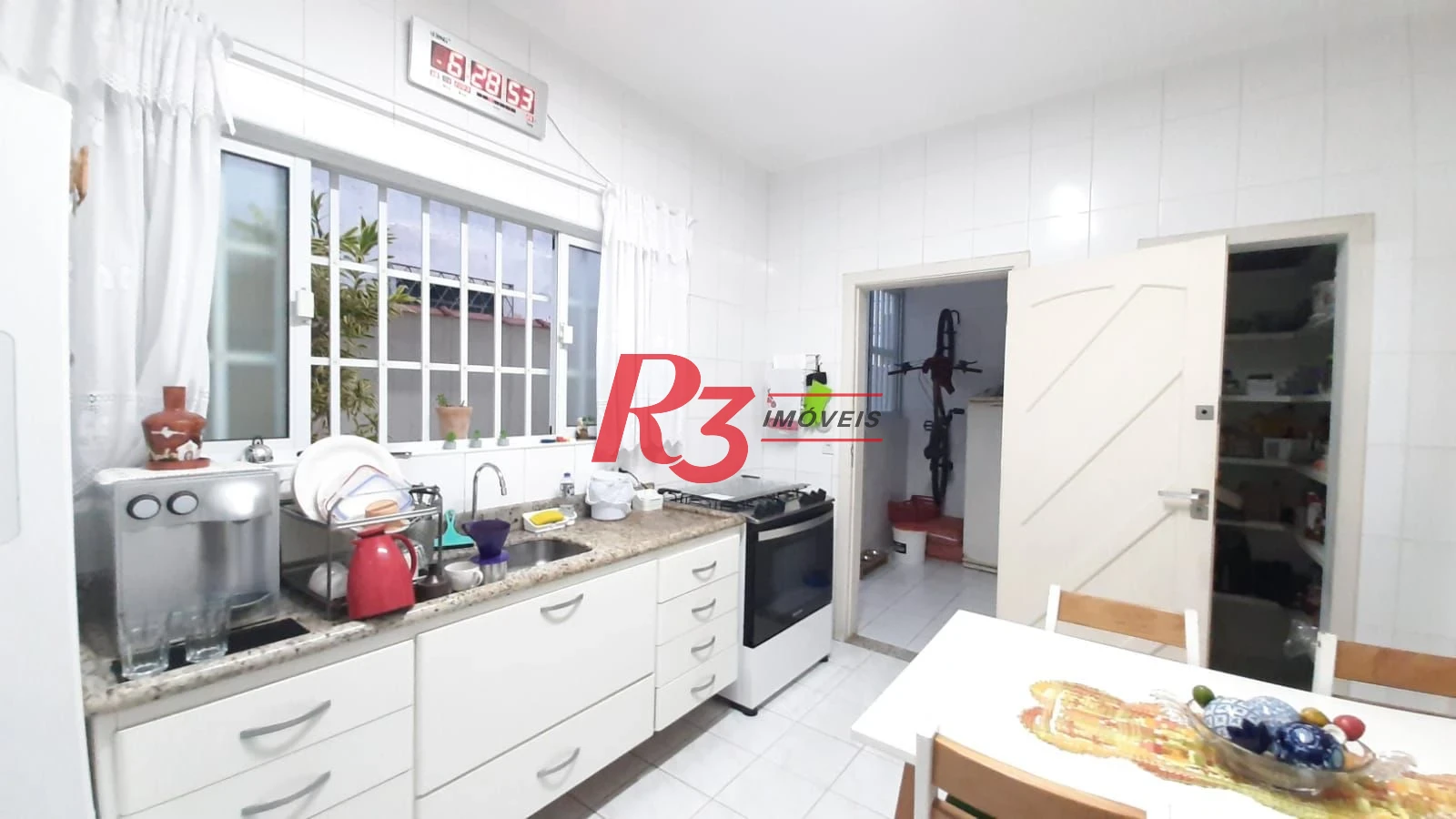 Casa sobreposta baixa, à venda, com 3 dorm (1 suíte), 1 vaga, no  Campo Grande em Santos SP