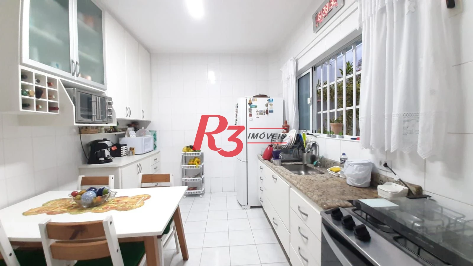 Casa sobreposta baixa, à venda, com 3 dorm (1 suíte), 1 vaga, no  Campo Grande em Santos SP