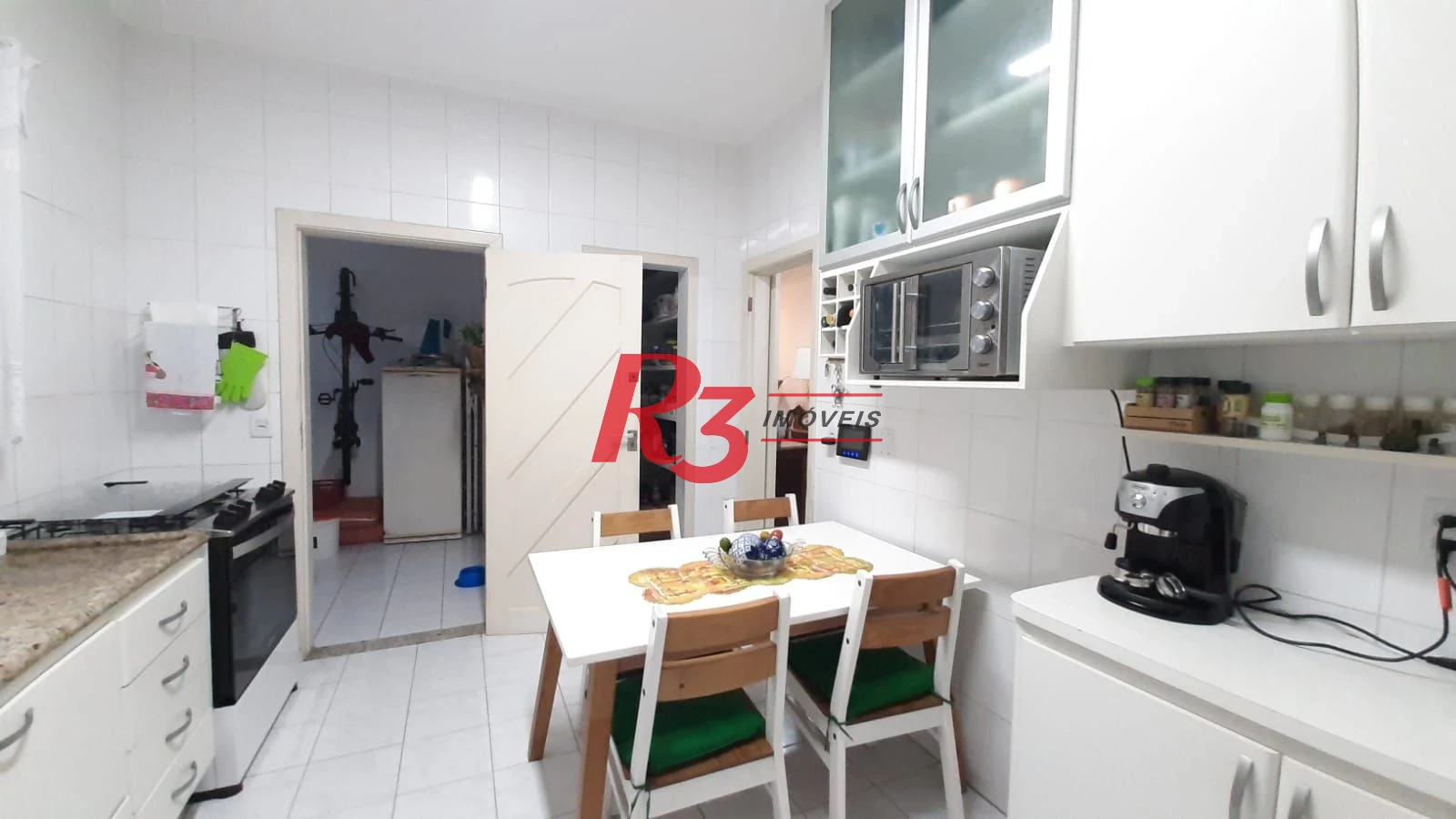 Casa sobreposta baixa, à venda, com 3 dorm (1 suíte), 1 vaga, no  Campo Grande em Santos SP