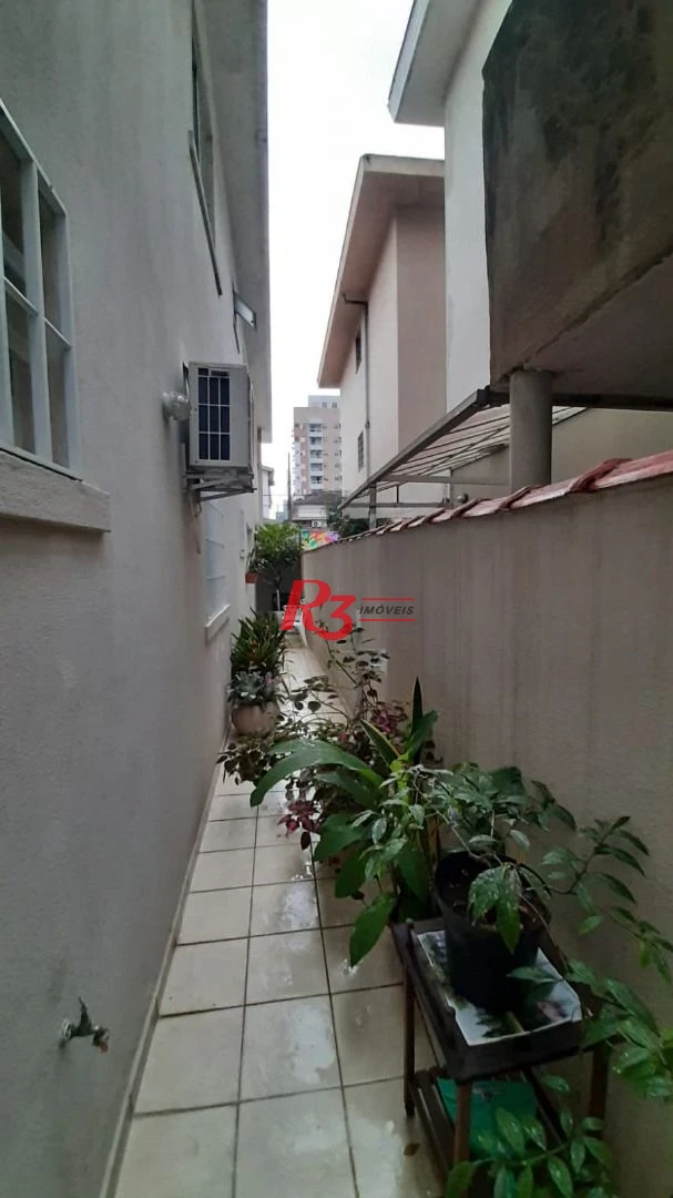 Casa sobreposta baixa, à venda, com 3 dorm (1 suíte), 1 vaga, no  Campo Grande em Santos SP