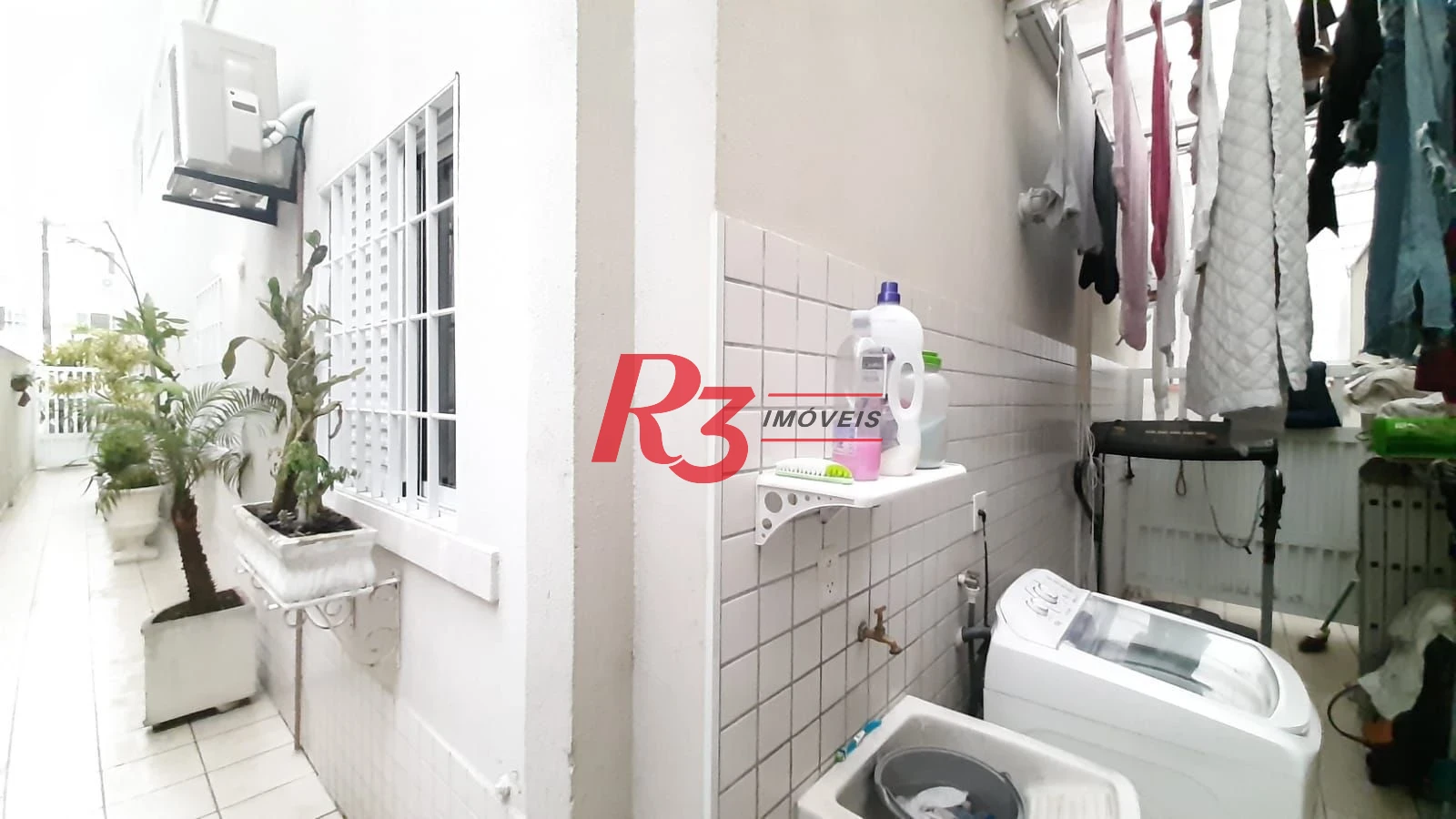 Casa sobreposta baixa, à venda, com 3 dorm (1 suíte), 1 vaga, no  Campo Grande em Santos SP