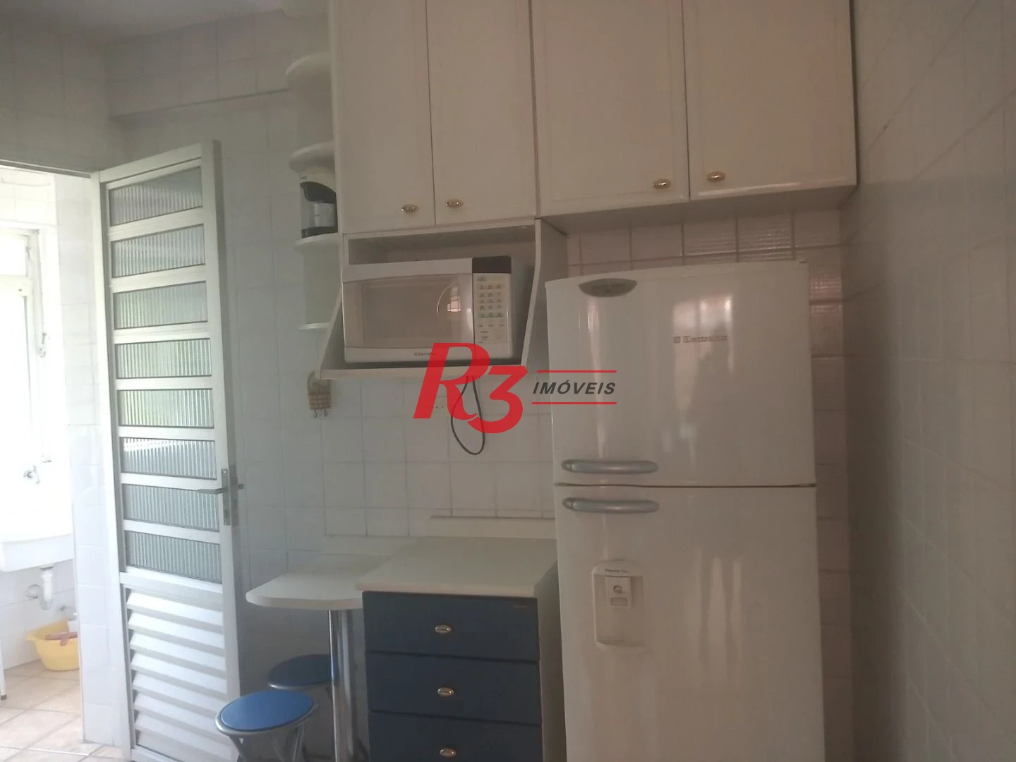São Vicente, Bairro Itararé, prédio frente ao mar 2 dormitórios com 2 banheiros(social e serviço),  bem iluminado, vista livre, 4 ventiladores de teto