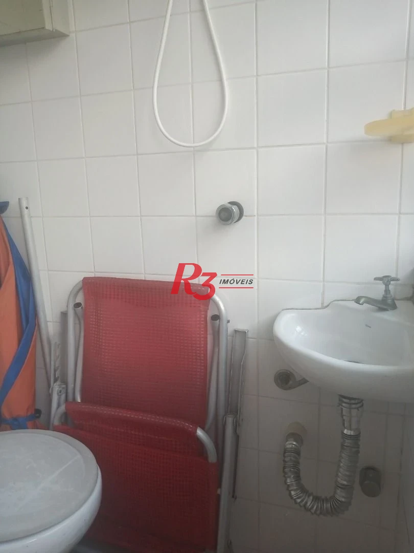 São Vicente, Bairro Itararé, prédio frente ao mar 2 dormitórios com 2 banheiros(social e serviço),  bem iluminado, vista livre, 4 ventiladores de teto
