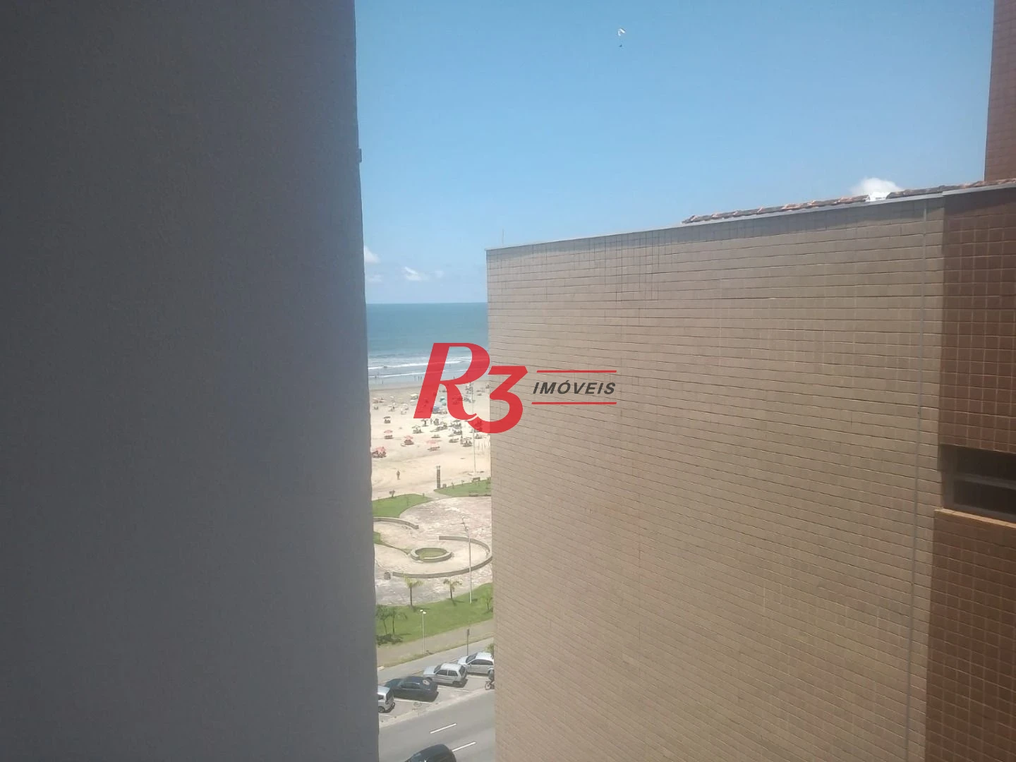 São Vicente, Bairro Itararé, prédio frente ao mar 2 dormitórios com 2 banheiros(social e serviço),  bem iluminado, vista livre, 4 ventiladores de teto