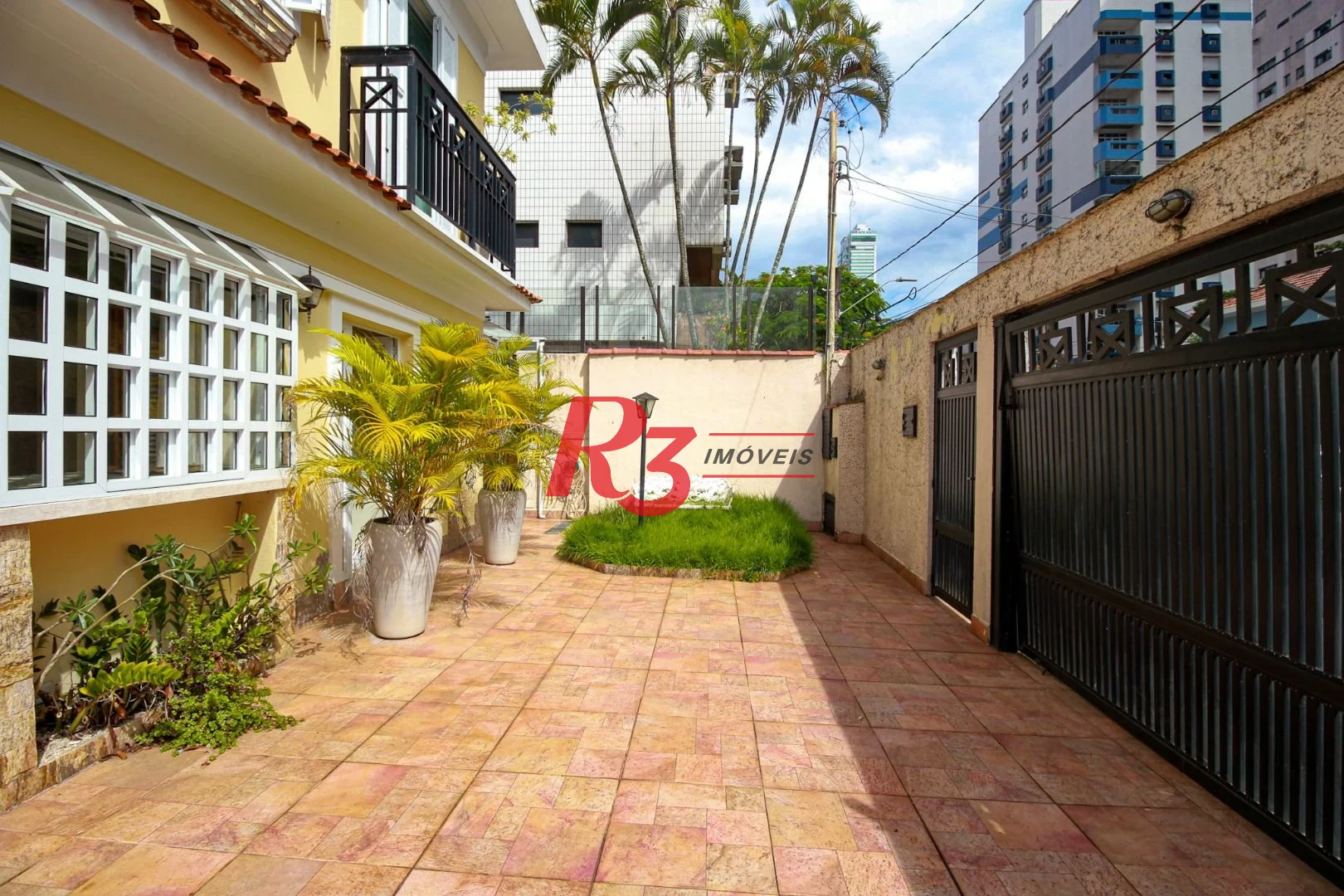 Sobrado com 3 dormitórios à venda, 200 m² por R$ 1.950.000,00 - Embaré - Santos/SP